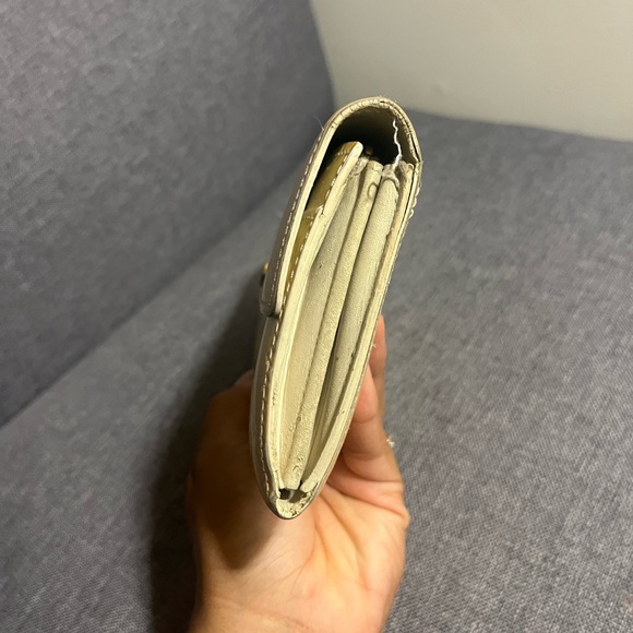 Authentic Louis Vuitton Noisette Monogram Vernis Sarah Wallet - Picture 5 of 16